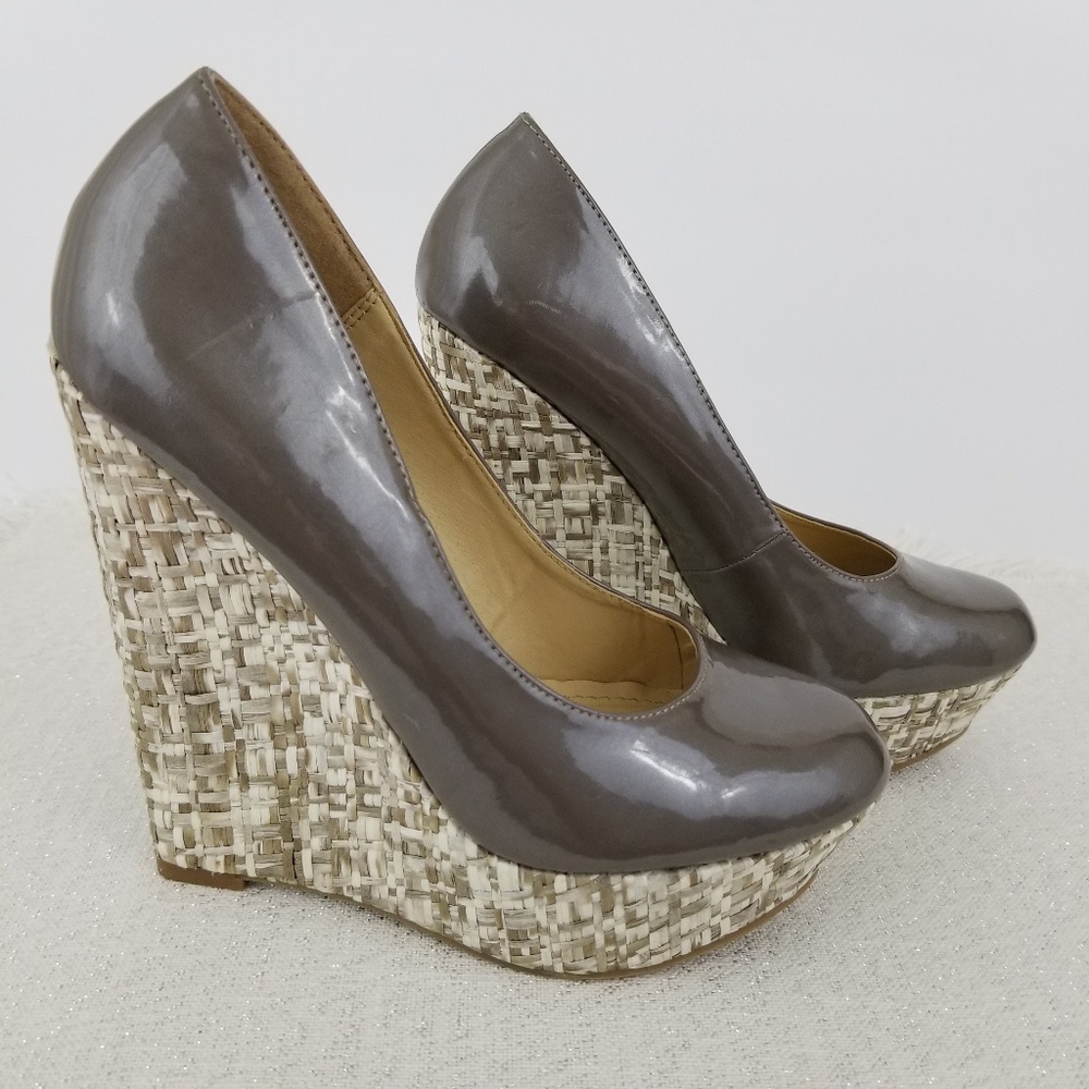 Steve Madden taupe and cream basket weave wedges